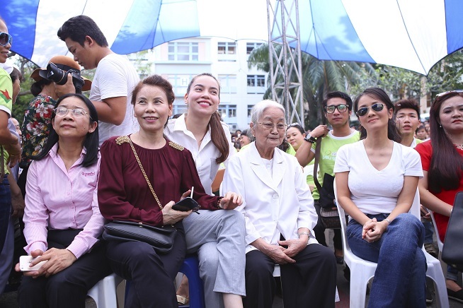 Hà Hồ lặng người khi đi thăm trẻ em bị nhiễm chất độc màu da cam - 9 Ca sĩ Hồng Nhung cũng tham gia chuyến từ thiện đầu năm ý nghĩa này.