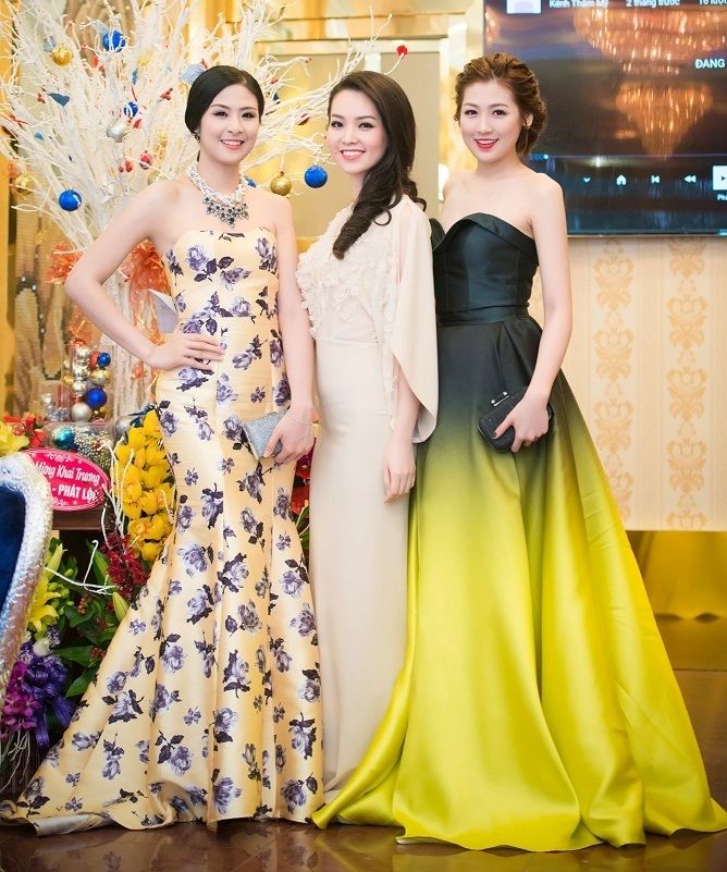 Hoa hậu Ngọc Hân khoe sắc cùng á hậu Tú Anh, Thụy Vân - 2 Ba người đẹp cùng diện trang phục dạ hội nhưng mỗi người thu hút bởi một vẻ khác nhau.
