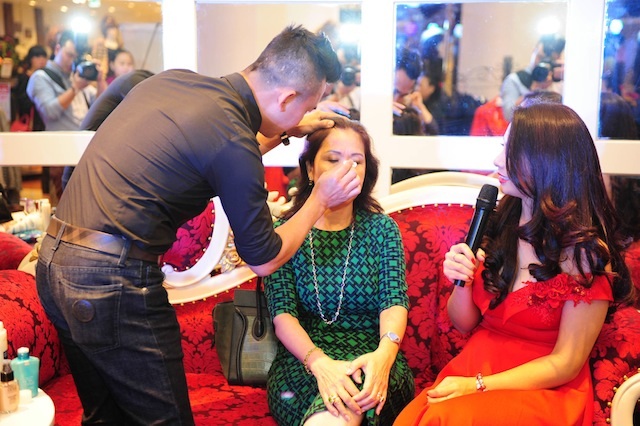 Cựu người mẫu Thúy Hằng vào vai stylist đẳng cấp - 4 Trong các thiết kế của thời trang Sensorial,
người đẹp Thúy Hằng kiêu sa, đầy gợi cảm