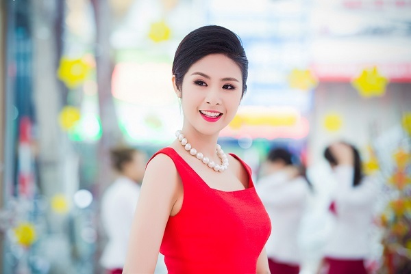 Hoa hậu Ngọc Hân quyến rũ trong sắc đỏ - 1 Hoa hậu Ngọc Hân quyến rũ trong sắc đỏ