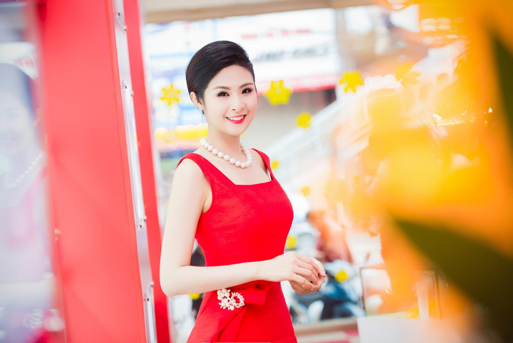 Hoa hậu Ngọc Hân quyến rũ trong sắc đỏ - 2 Phong cách thời trang của Ngọc Hân cũng ấn tượng với sự đa dạng và nhiều màu sắc.