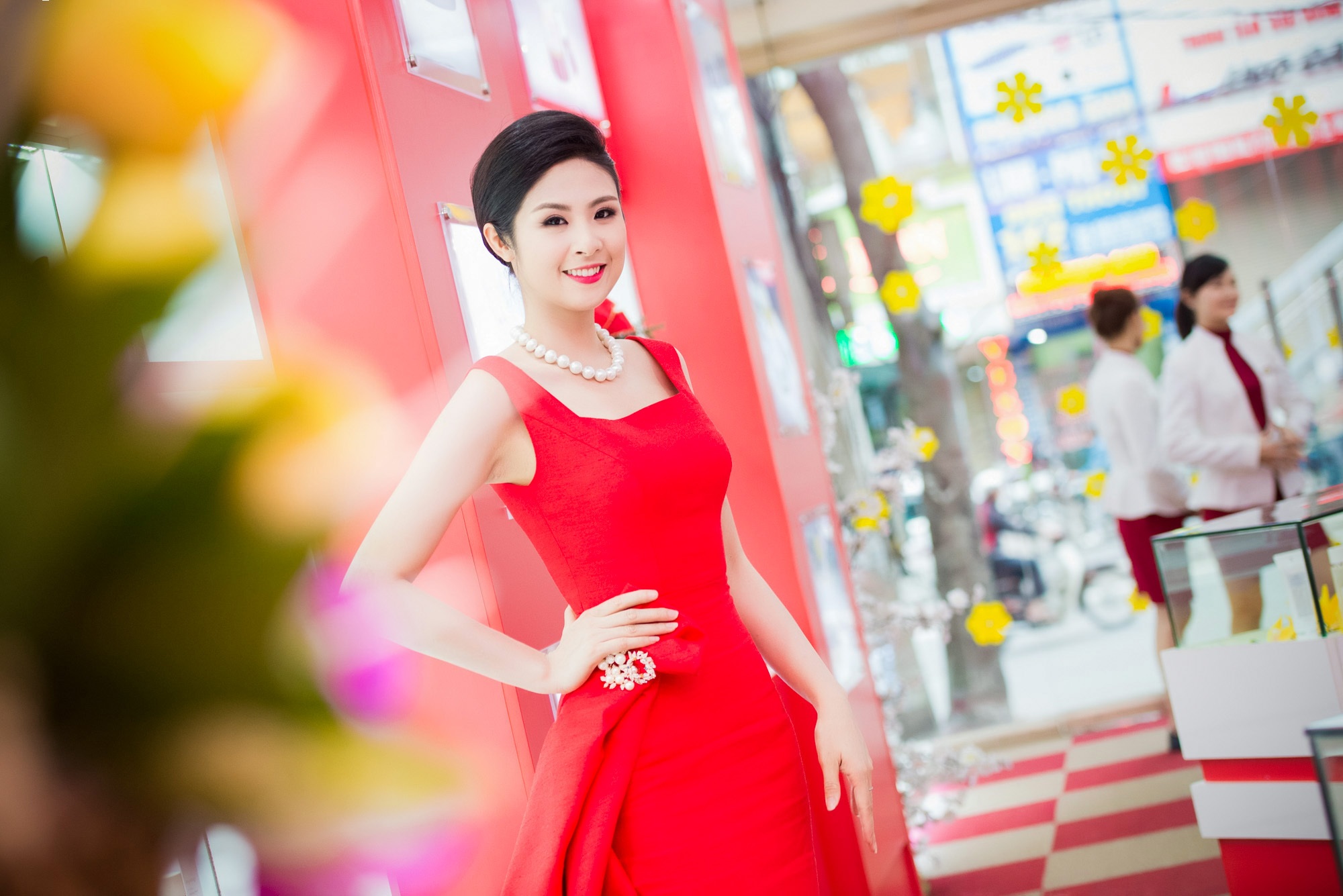 Hoa hậu Ngọc Hân quyến rũ trong sắc đỏ - 3 Để tham dự sự kiện tối qua ở thủ đô, Ngọc Hân chọn chiếc váy màu đỏ rực đầy nổi bật.