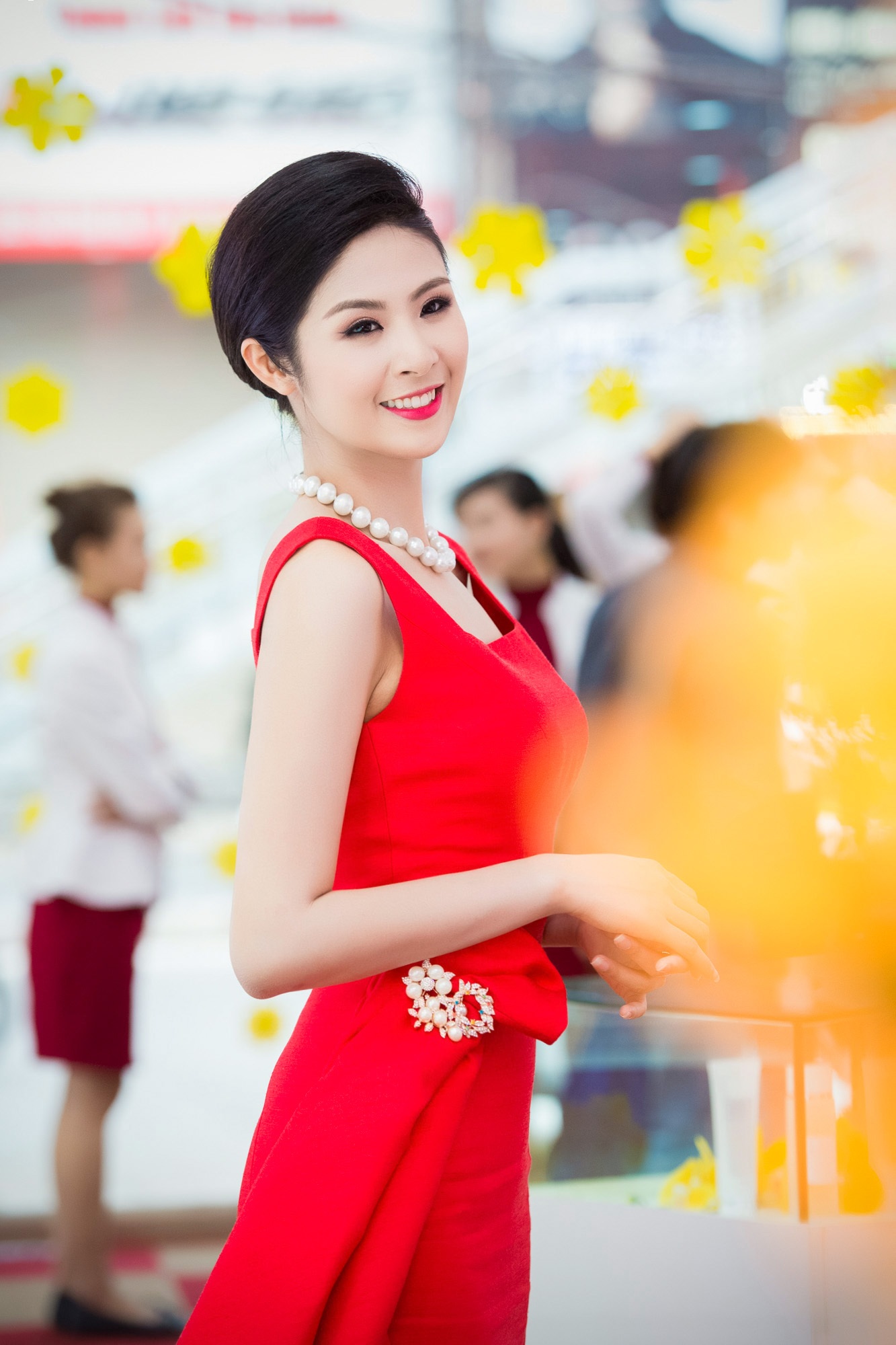 Hoa hậu Ngọc Hân quyến rũ trong sắc đỏ - 4 Cùng với tông trang điểm màu đỏ, Ngọc Hân càng thêm quyến rũ và gợi cảm.