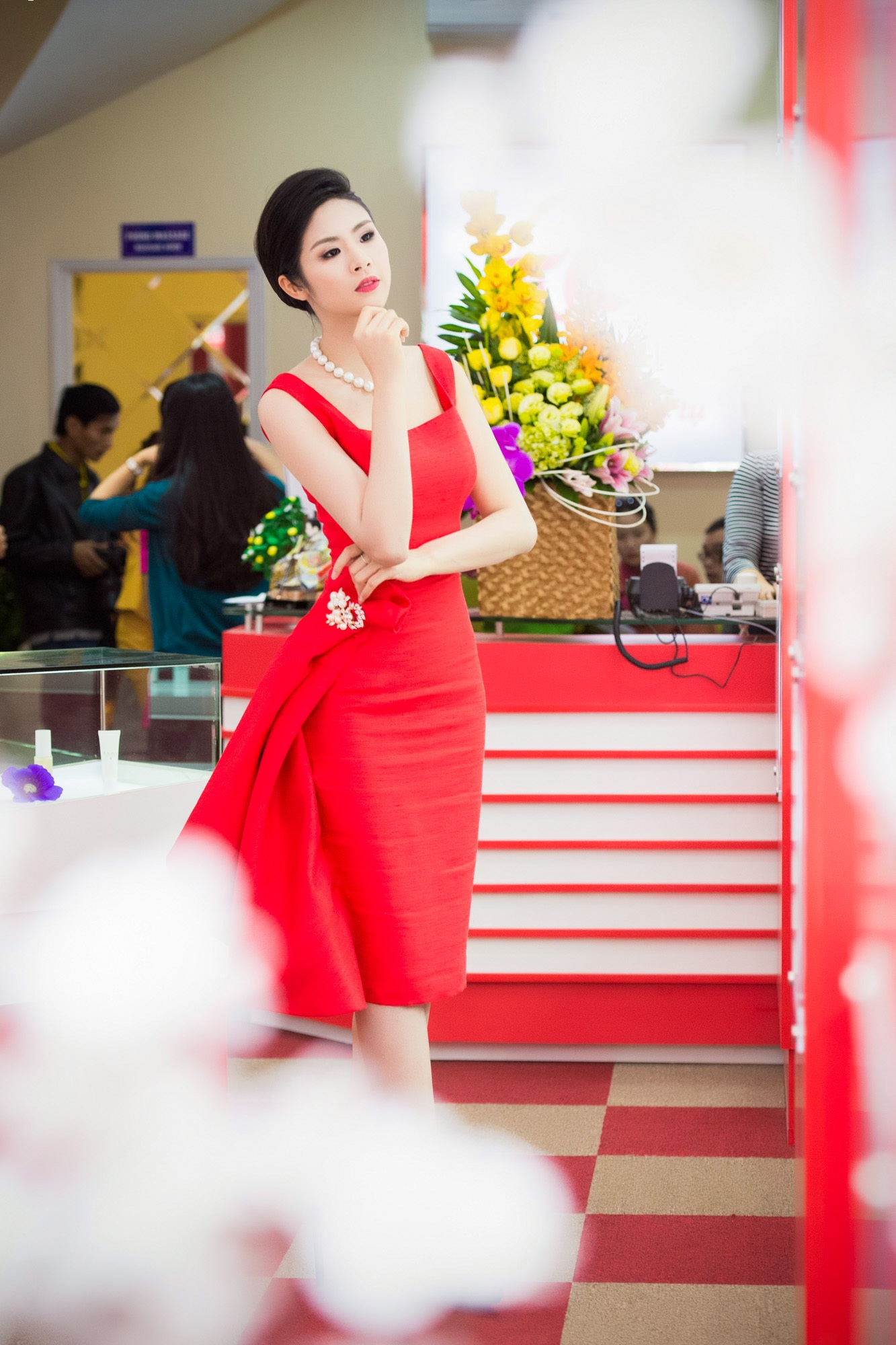 Hoa hậu Ngọc Hân quyến rũ trong sắc đỏ - 5 Ngay từ khi xuất hiện, Ngọc Hân đã thu hút sự chú ý của nhiều ánh mắt.