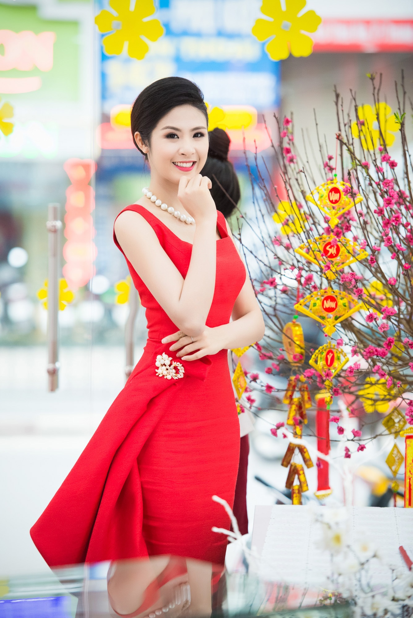 Top 10 sao Việt mặc đẹp tuần qua - 9 Những ngày cuối năm đang đến gần nhưng Ngọc Hân vẫn tất bật với công việc từ Bắc vào Nam.