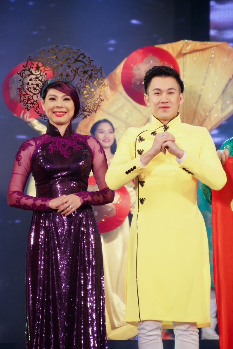 Trấn Thành sánh đôi cùng Hồ Ngọc Hà trình diễn thời trang - 5 Tiết mục thời trang thú vị này còn có sự tham gia của ca sĩ Thanh Thảo và Dương Triệu Vũ.