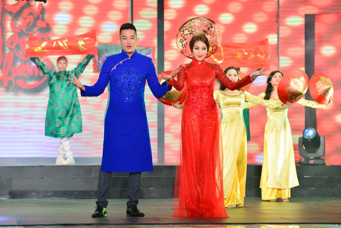 Trấn Thành sánh đôi cùng Hồ Ngọc Hà trình diễn thời trang - 6 Người mẫu Trung Cương và ca sĩ Minh Thư diện áo dài nổi bật trên sân khấu.