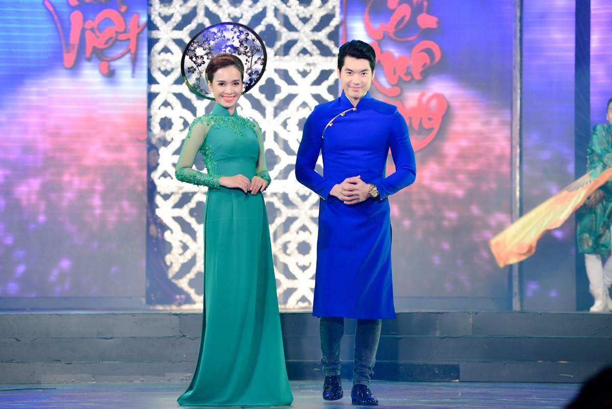 Trấn Thành sánh đôi cùng Hồ Ngọc Hà trình diễn thời trang - 9 Ái Phương và Trương Nam Thành thể hiện sự chuyên nghiệp với kinh nghiệm từng làm người mẫu.