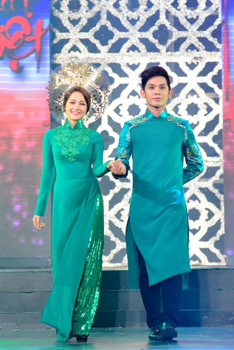 Trấn Thành sánh đôi cùng Hồ Ngọc Hà trình diễn thời trang - 8 Sơn Ngọc Minh và Bảo Anh tự tin sánh bước cùng nhau trên sàn diễn với áo dài.