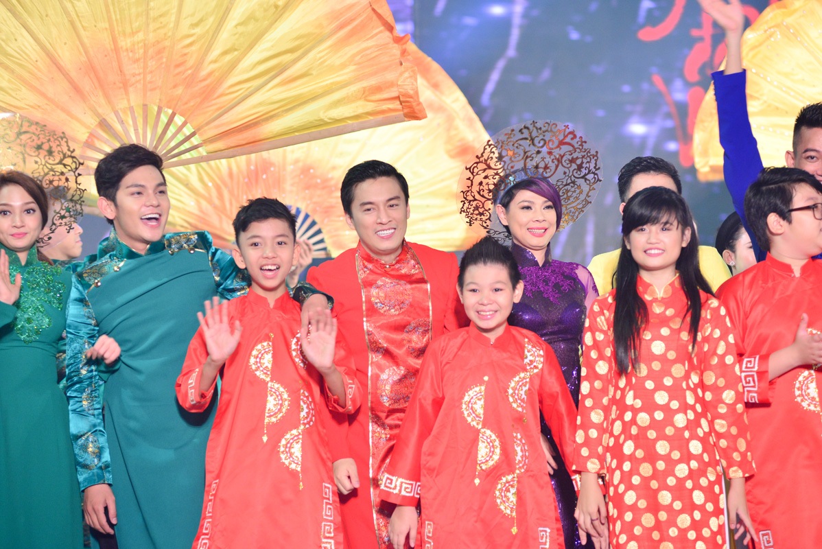 Trấn Thành sánh đôi cùng Hồ Ngọc Hà trình diễn thời trang - 10 Ca sĩ Lam Trường cũng tham gia vào tiết mục đặc biệt này cùng với các đồng nghiệp trẻ.
