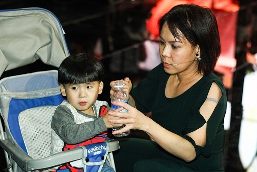 Việt Hương say sưa vui đùa cùng cháu trai “hotboy”