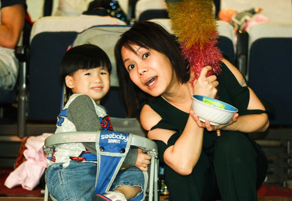 Gia Hào tỏ ra thân thiết và không ngừng tươi cười trước sự hài hước, dí dỏm của dì mình.