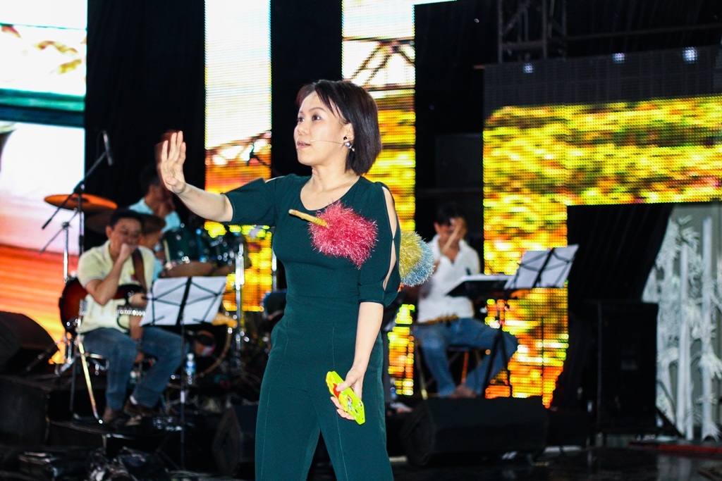 Gia Hào tỏ ra thân thiết và không ngừng tươi cười trước sự hài hước, dí dỏm của dì mình.