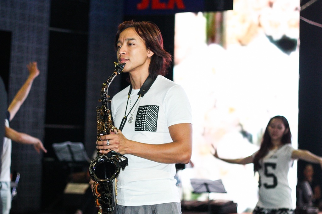 Gia Hào tỏ ra thân thiết và không ngừng tươi cười trước sự hài hước, dí dỏm của dì mình.