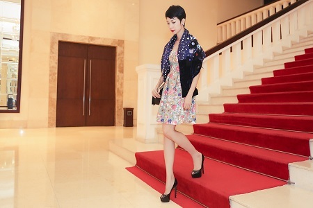 Xuân Lan xuất hiện tại sự kiện với chiếc váy hoa ngắn khoe đôi chân thon dài của cựu siêu mẫu.