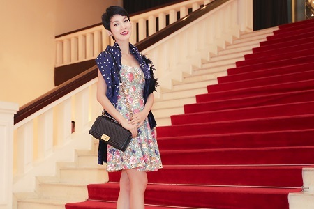 Màu sắc nhẹ nhàng cùng với họa tiết bông hoa nhiều màu sắc giúp cho bà mẹ một con thêm trẻ trung.