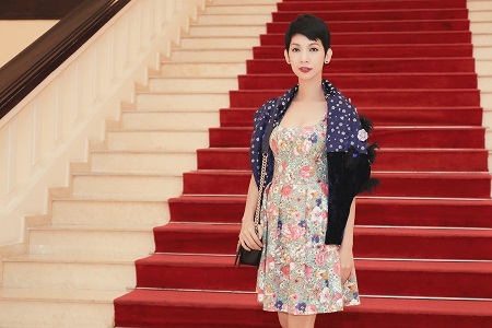 Màu sắc nhẹ nhàng cùng với họa tiết bông hoa nhiều màu sắc giúp cho bà mẹ một con thêm trẻ trung.