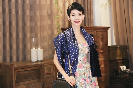 Các phụ kiện cũng được cựu siêu mẫu kết hợp rất ăn ý với tổng thể trang phục.