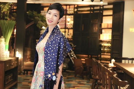 Dù diện váy hoa dịu dàng nhưng Xuân Lan vẫn không giảm đi cá tính với mái tóc ngắn quen thuộc.