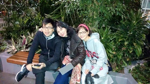 Lan Phương cá tính với mái tóc ngắn trên đất Mỹ - 8 Nữ diễn viên đã được em trai dẫn đi tham quan nhiều nơi ở Hoa Kỳ cùng với gia đình.