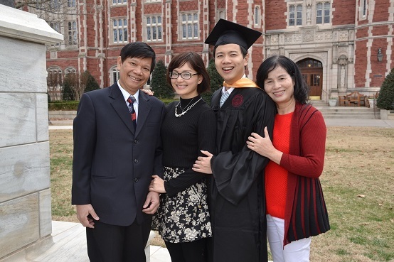 Lan Phương cá tính với mái tóc ngắn trên đất Mỹ - 9 Gia đình Lan Phương sum họp trên đất Mỹ để chúc mừng cậu em trai của cô trong buổi lễ tốt nghiệp.