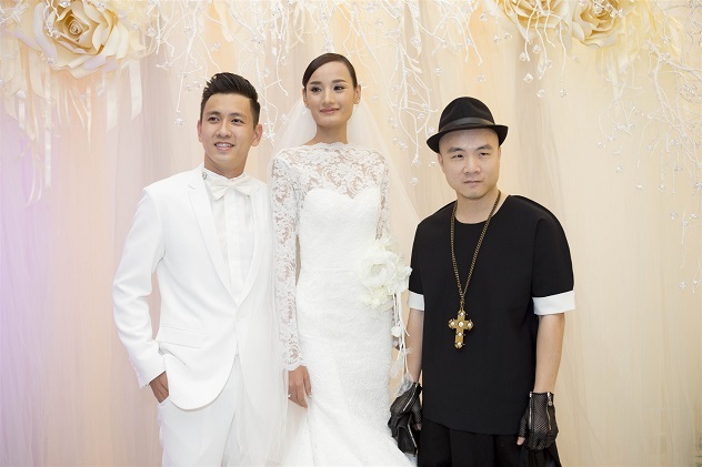 Vợ chồng Lê Thúy hôn nhau thắm thiết trong tiệc cưới sang trọng - 14 Và cùng nhau nâng ly chung vui trước hạnh phúc dài lâu của cô dâu chú rể.