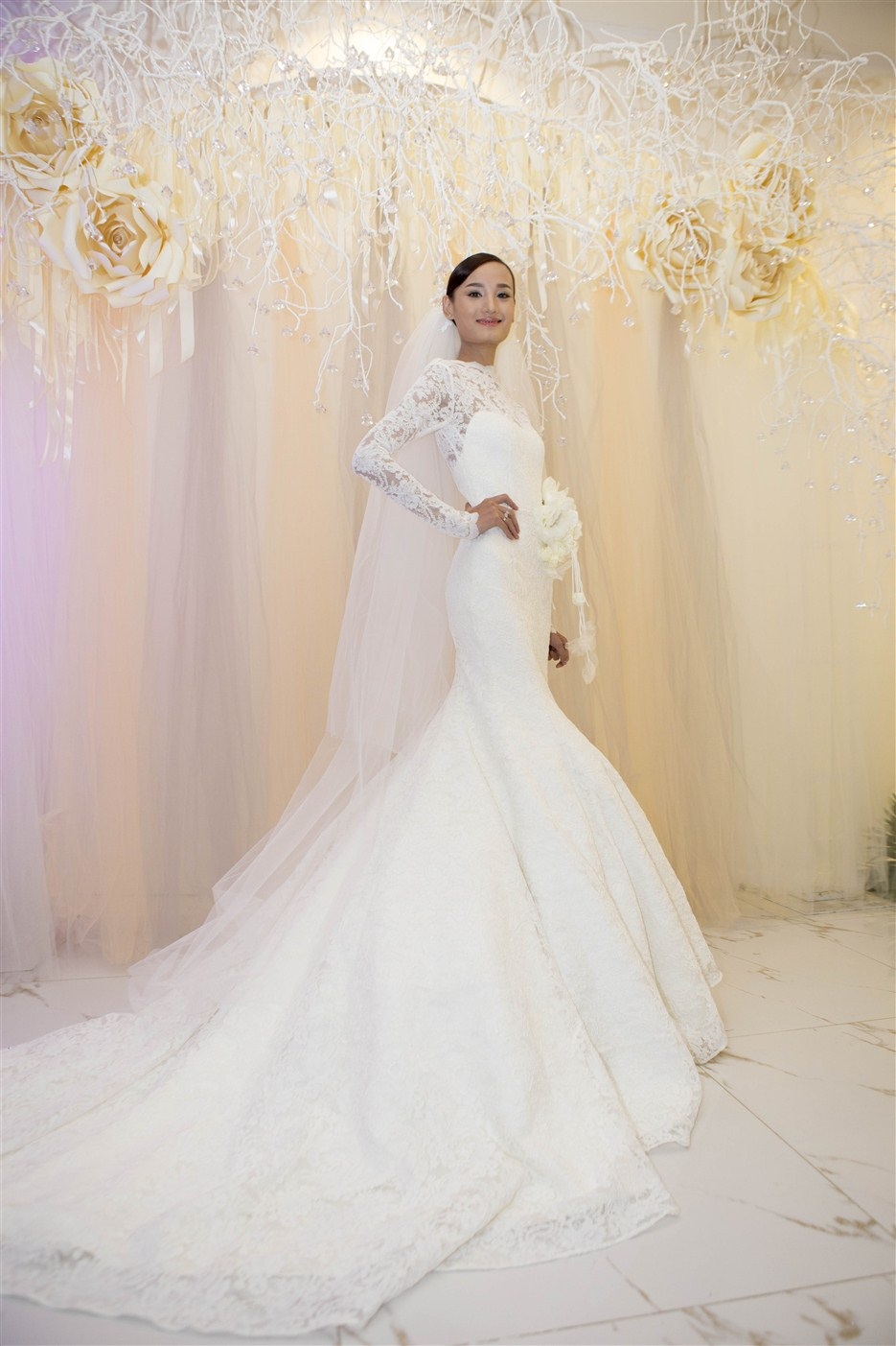 Vợ chồng Lê Thúy hôn nhau thắm thiết trong tiệc cưới sang trọng - 5 Nữ siêu mẫu gốc Quảng Bình khoe dáng cao trong chiếc áo cưới lộng lẫy.