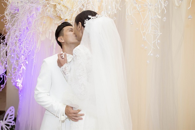 Vợ chồng Lê Thúy hôn nhau thắm thiết trong tiệc cưới sang trọng - 7 Cả hai trao nhau nụ hôn thắm thiết phía bên trong phòng chờ.