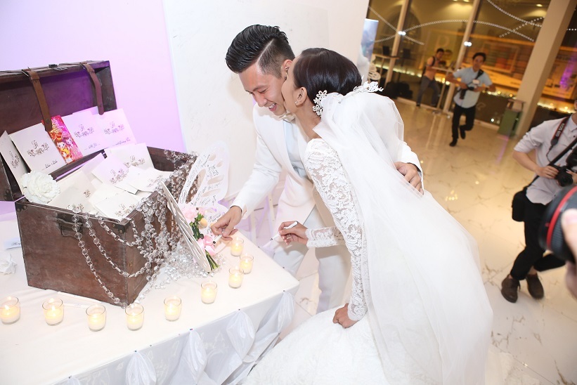 Lê Thúy xúc động và hôn lên má Khải An khi ngắm món quà do chồng mình tự tay trang trí dành tặng.