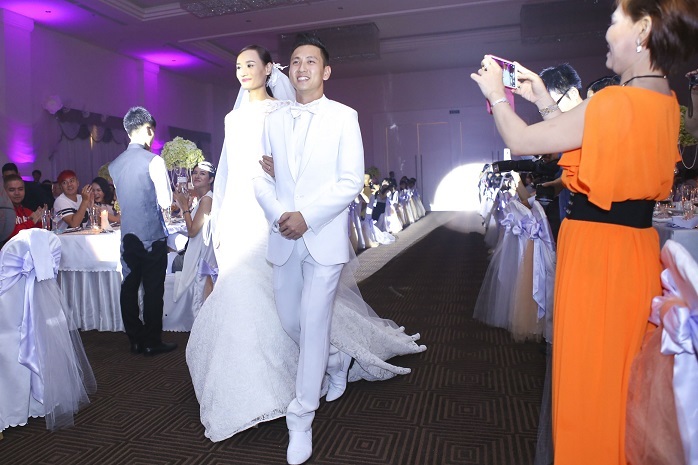 Cặp đôi xuất hiện rạng ngời trước mặt đông đảo khách mời.