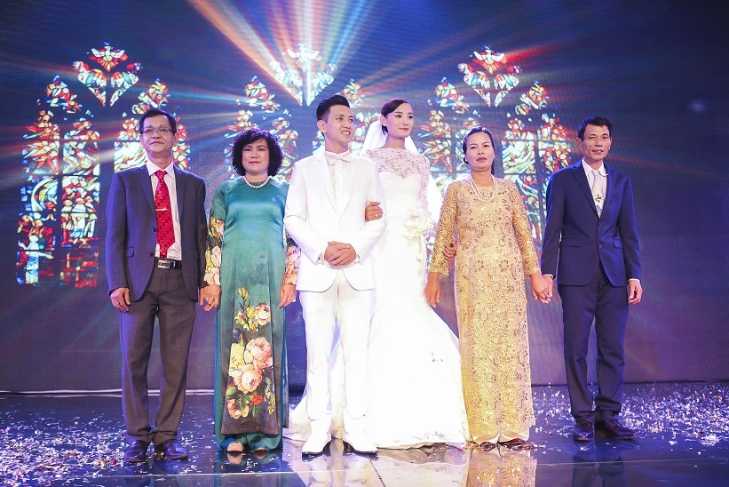 Hai bên gia đình lên sân khấu nhận lời chúc phúc.