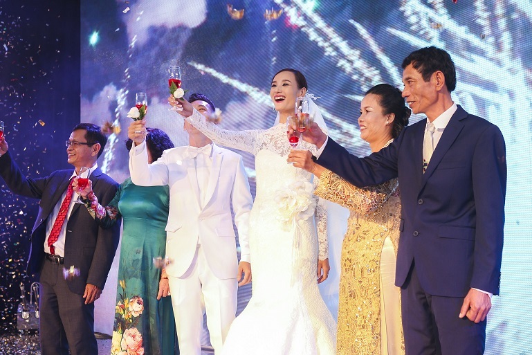 Và cùng nhau nâng ly chung vui trước hạnh phúc dài lâu của cô dâu chú rể.