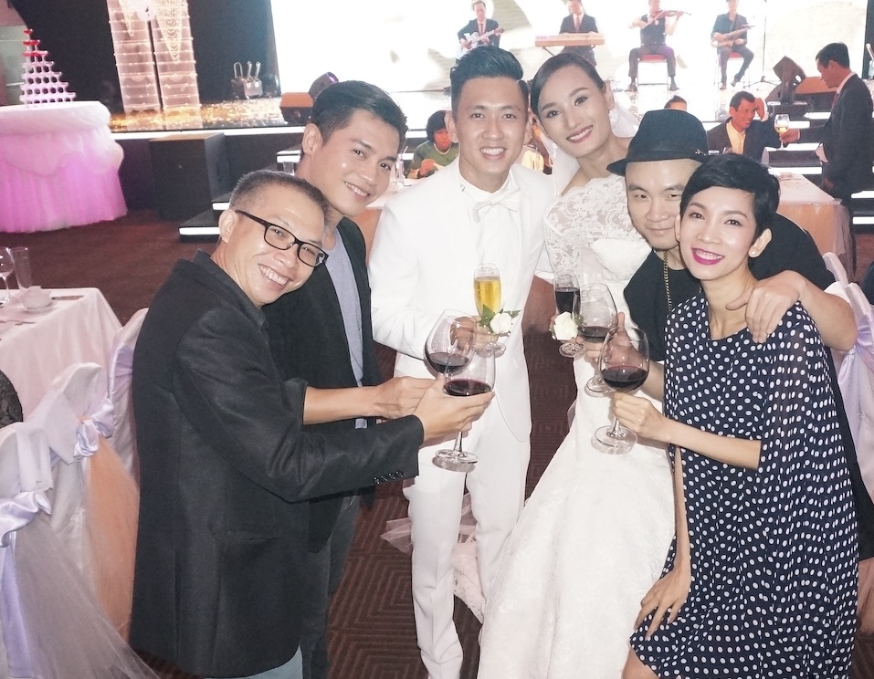 Vợ chồng Lê Thúy hôn nhau thắm thiết trong tiệc cưới sang trọng - 13 Và cùng nhau nâng ly chung vui trước hạnh phúc dài lâu của cô dâu chú rể.