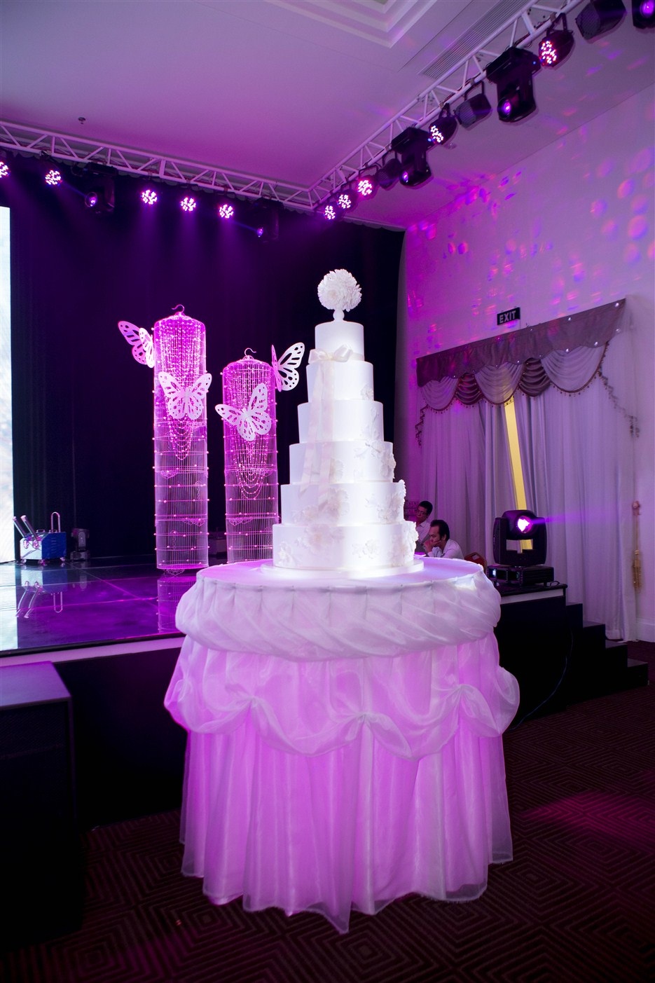 Vợ chồng Lê Thúy hôn nhau thắm thiết trong tiệc cưới sang trọng - 2 Vợ chồng Lê Thúy hôn nhau thắm thiết trong tiệc cưới sang trọng