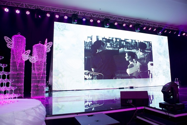 Vợ chồng Lê Thúy hôn nhau thắm thiết trong tiệc cưới sang trọng - 3 Vợ chồng Lê Thúy hôn nhau thắm thiết trong tiệc cưới sang trọng