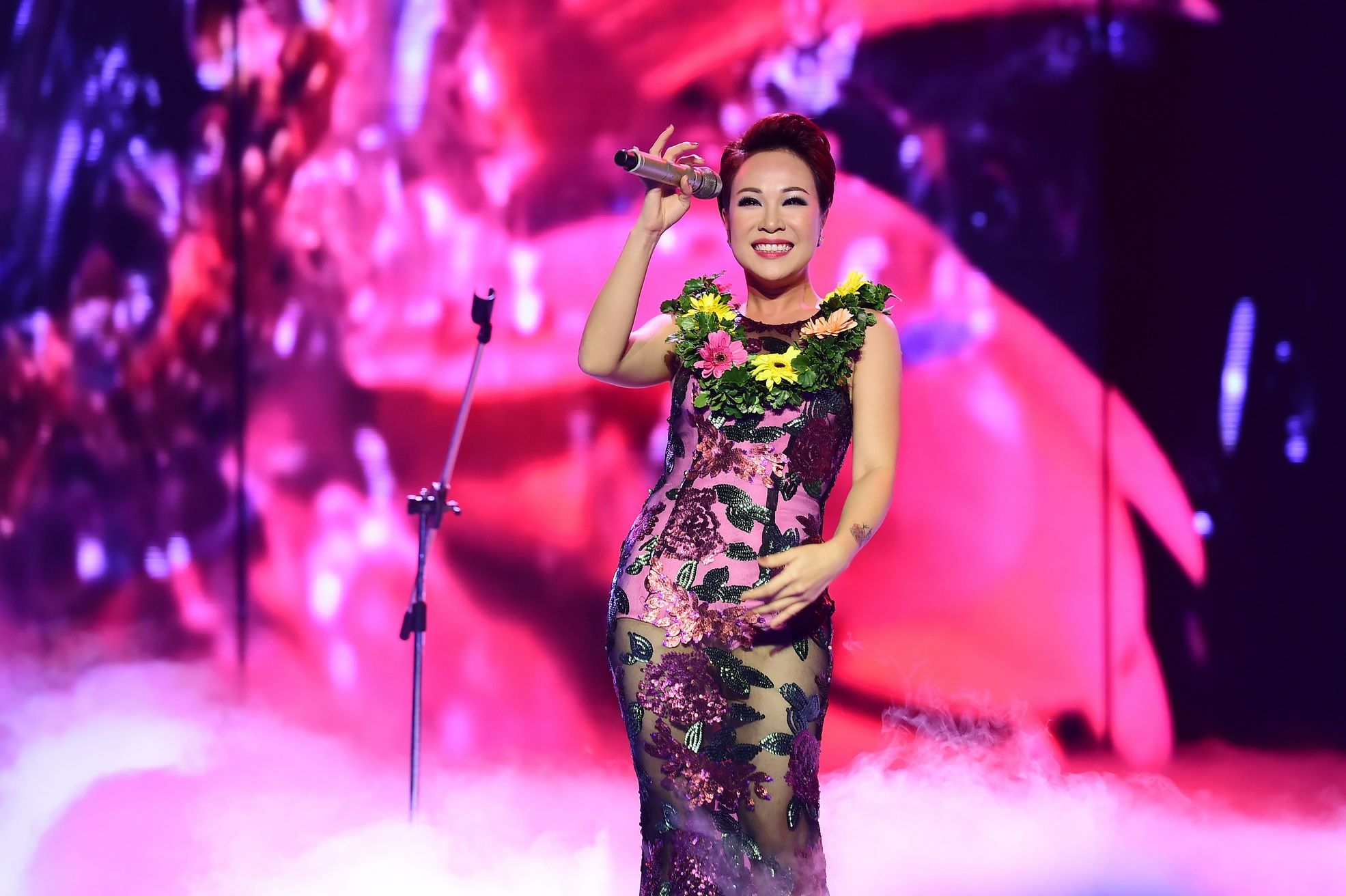 Trong lễ trao giải, Uyên Linh cũng góp vui với vai trò ca sĩ.