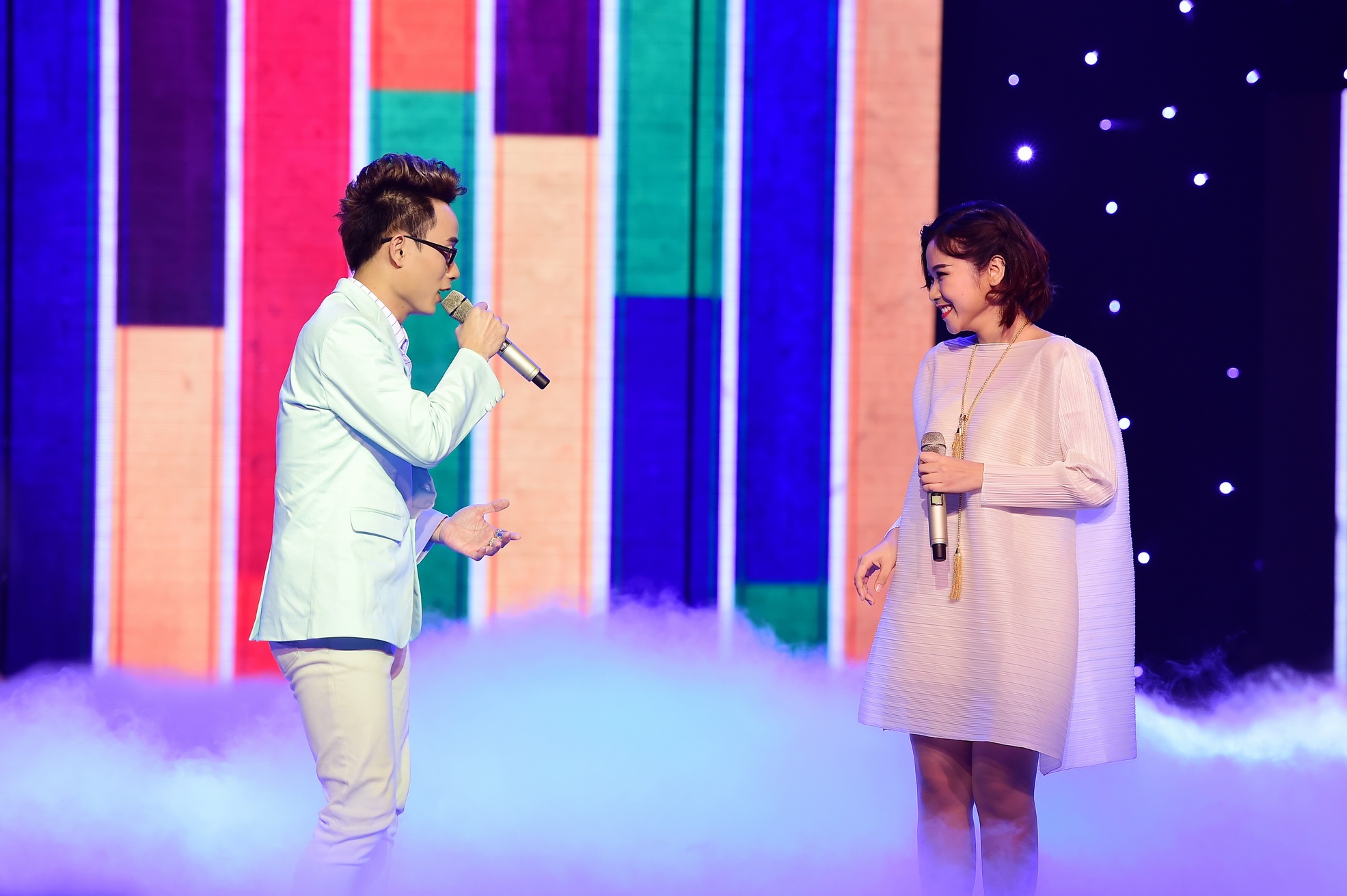 Ca sĩ Trúc Nhân và Thảo Nhi hát tặng cho khán giả ca khúc