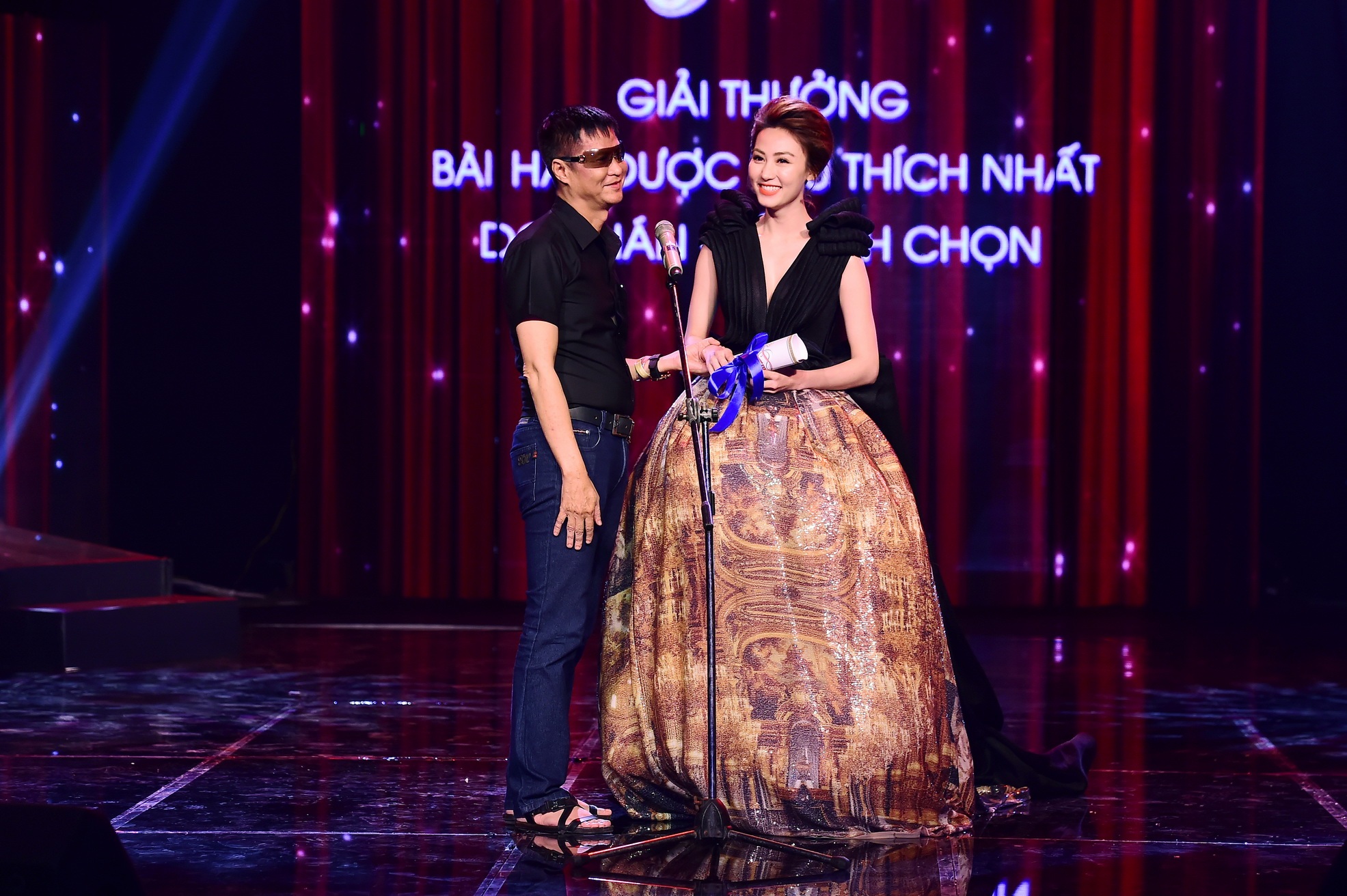 Đạo diễn Lê Hoàng cùng diễn viên Ngân Khánh sánh đôi trên sân khấu để xướng tên trao giải.