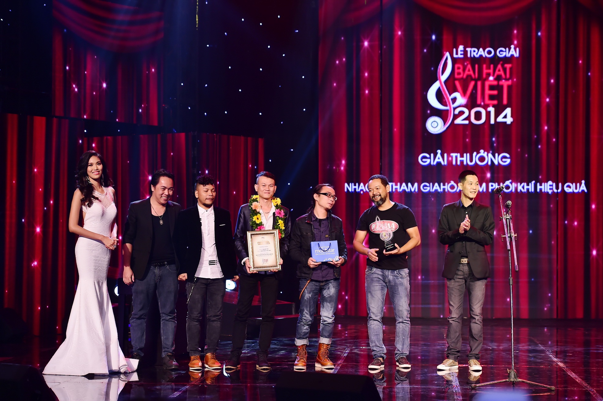 Ca sĩ Vũ Cát Tường rinh nhiều giải ở nhiều hạng mục khác nhau.