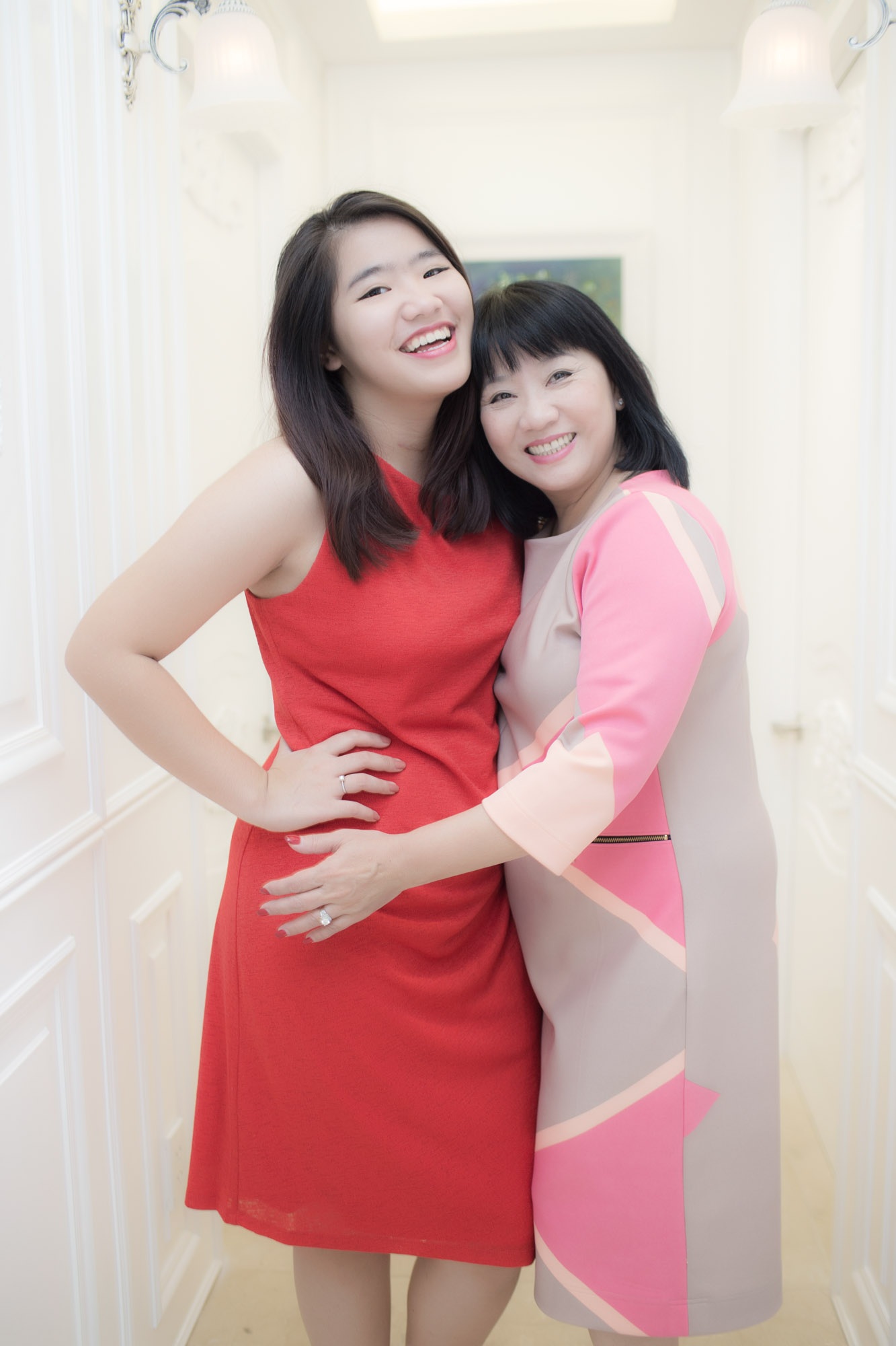 Hoa hậu Mai Phương Thúy khoe sắc bên "MC không tuổi" Thanh Mai - 10 Hai mẹ con ca sĩ Cẩm Vân rạng rỡ đi dự sự kiện cùng nhau.