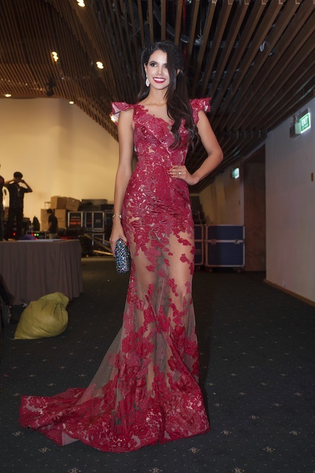 Hoa hậu người Venezuela nổi bật với đầm dạ hội đỏ xuyên thấu.