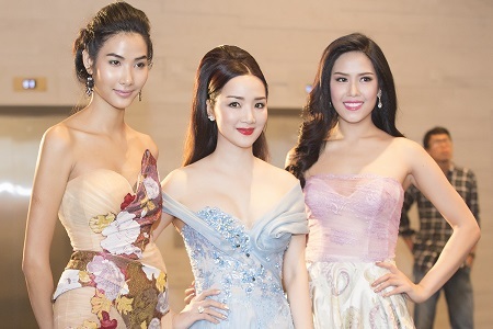 Siêu mẫu Hoàng Thùy ấn tượng với vóc dáng gợi cảm thon gọn trong bộ đầm dạ hội ôm sát cơ thể.