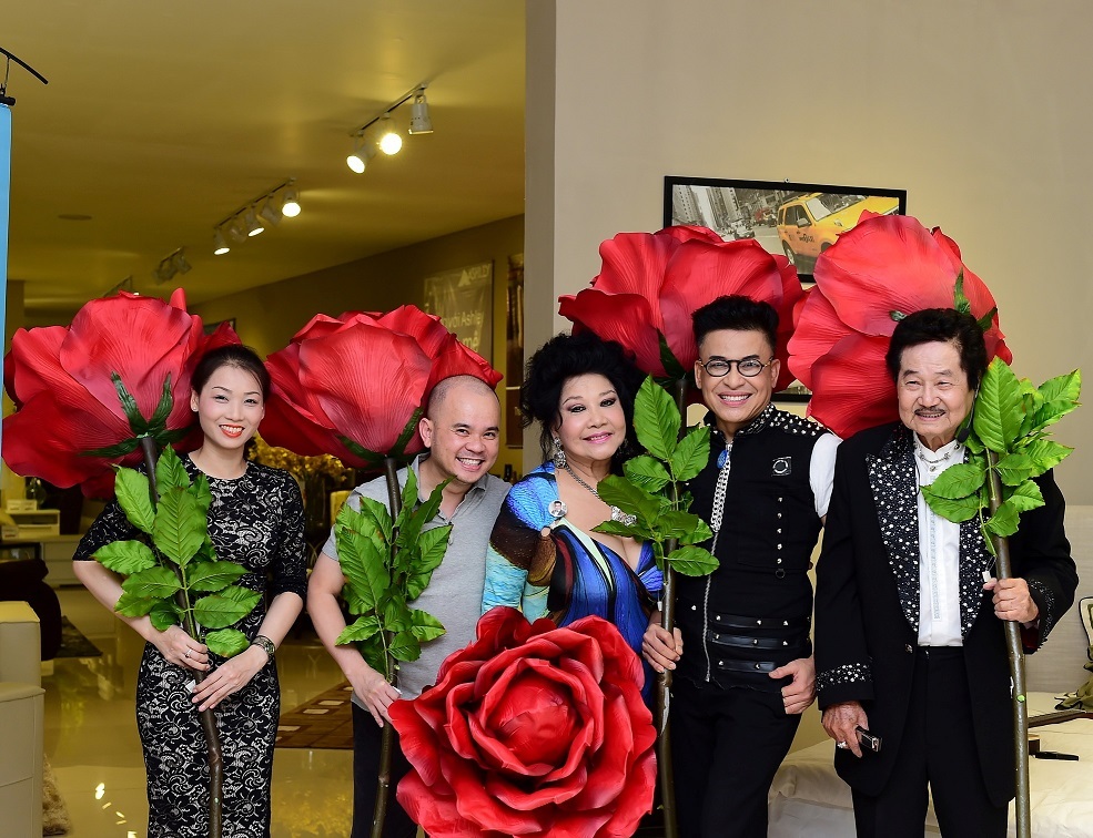 MC Thanh Bạch cũng gây chú ý với phong cách trẻ trung, hoạt ngôn thường thấy của mình.