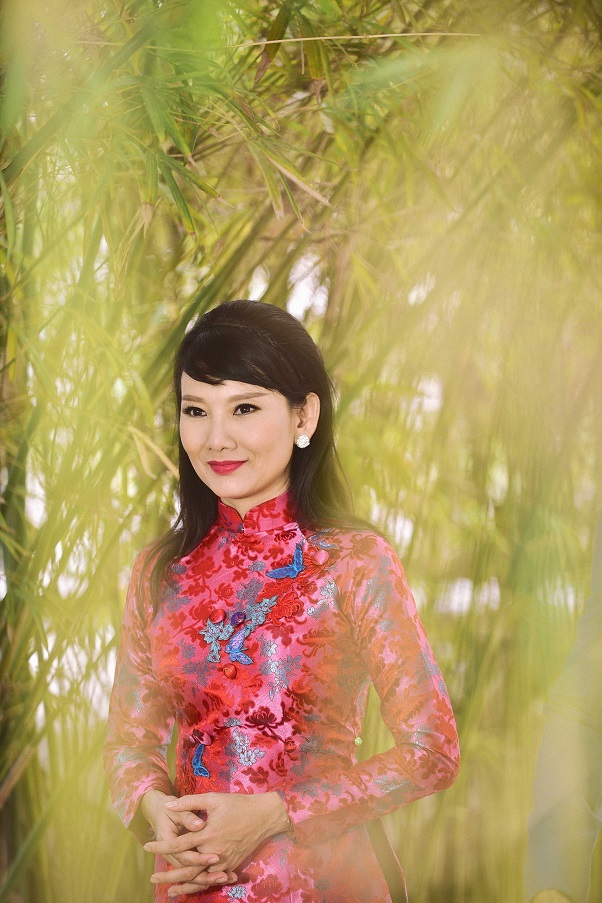 Nghệ sĩ Mỹ Uyên duyên dáng áo dài hoa đón Tết sớm - 9 Hiện tại, Mỹ Uyên cũng là 1 trong 3 nghệ sĩ kịch nói được đề cử tại giải thưởng HTV Awards năm nay.