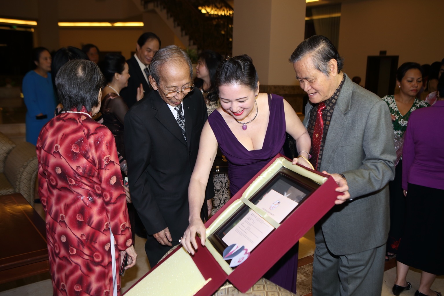Các khách mời tặng quà kỷ niệm và gửi những lời chúc tôt đẹp nhất dành cho cặp đôi 50 năm