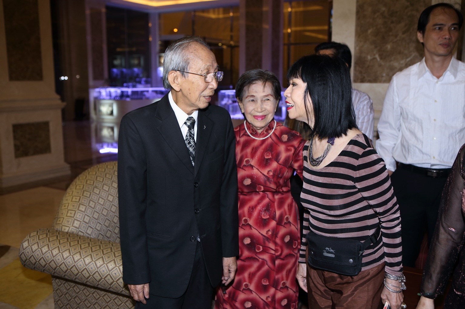 Các khách mời tặng quà kỷ niệm và gửi những lời chúc tôt đẹp nhất dành cho cặp đôi 50 năm