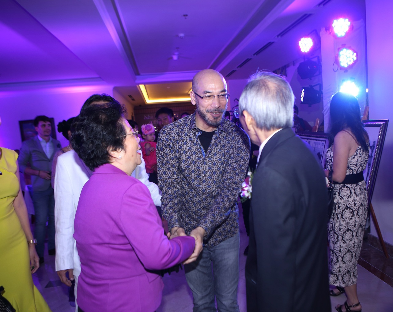 Danh ca Ý Lan trẻ trung đến dự đêm nhạc chúc mừng vợ chồng nhạc sĩ Nguyễn Ánh 9.