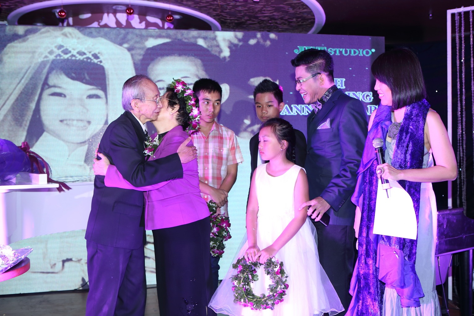 Nhạc sĩ Nguyễn Ánh 9 ôm vợ thắm thiết trong lễ kỷ niệm 50 năm ngày cưới.