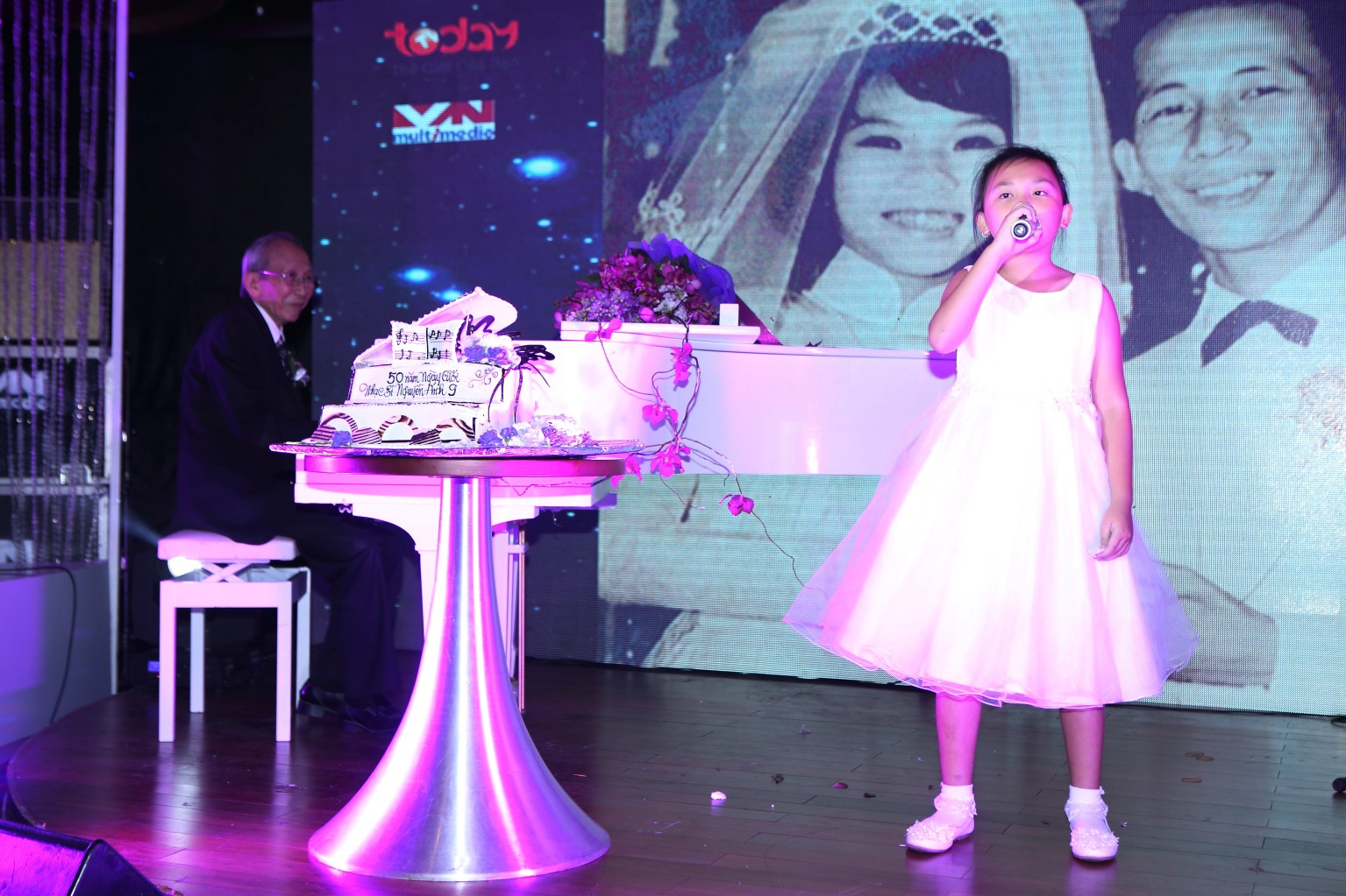 Các cháu của nhạc sĩ Nguyễn Ánh 9 cũng lên sân khấu hát tặng cho ông bà trong ngày vui.