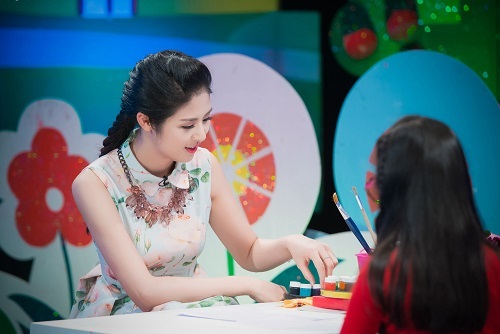 Hoa hậu Ngọc Hân làm cô giáo dạy trẻ thiết kế thời trang